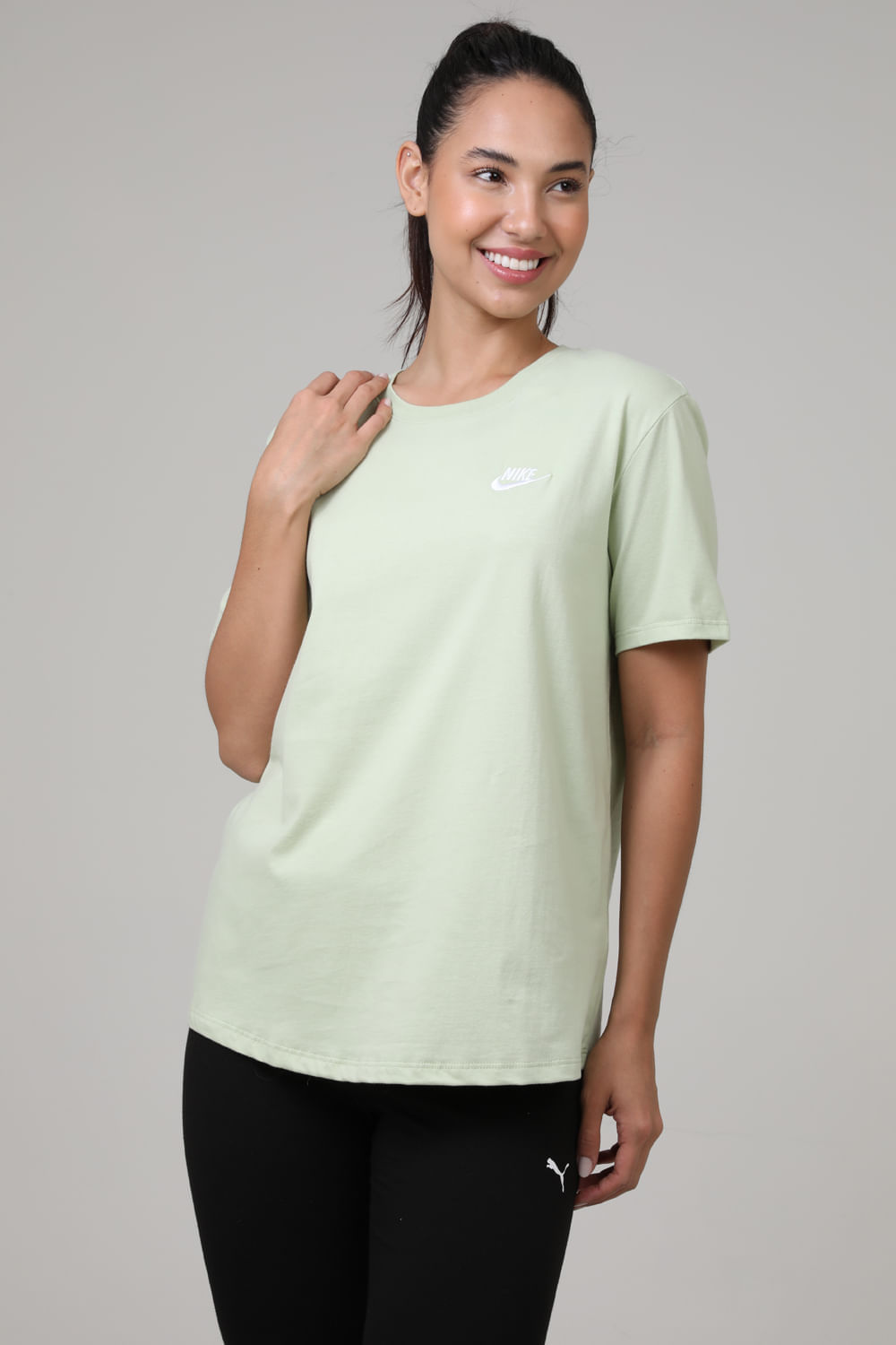 Camiseta Nike Sportswear Essentials Preta - Feminina