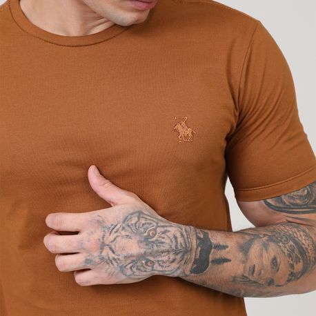 CAMISETA BASICA CARECA C/ BORDADO P124 OCRE P