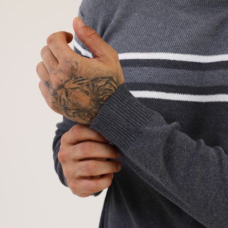 TRICOT FECHADO C/ DETALHE CENTRAL "LISTRA" 590197 CINZA P