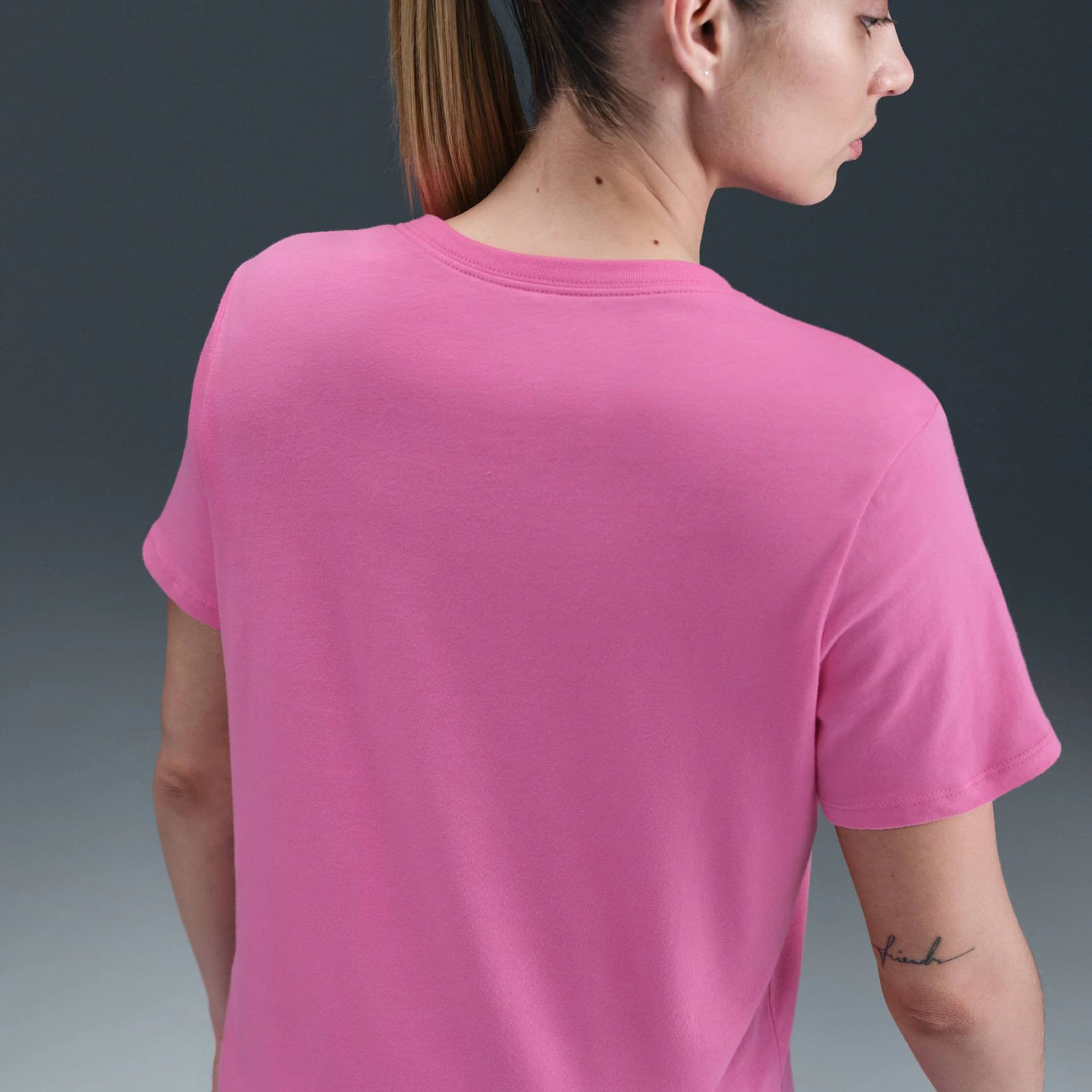 Camiseta Nike Sportswear Club Essentials Feminina - Di Gaspi